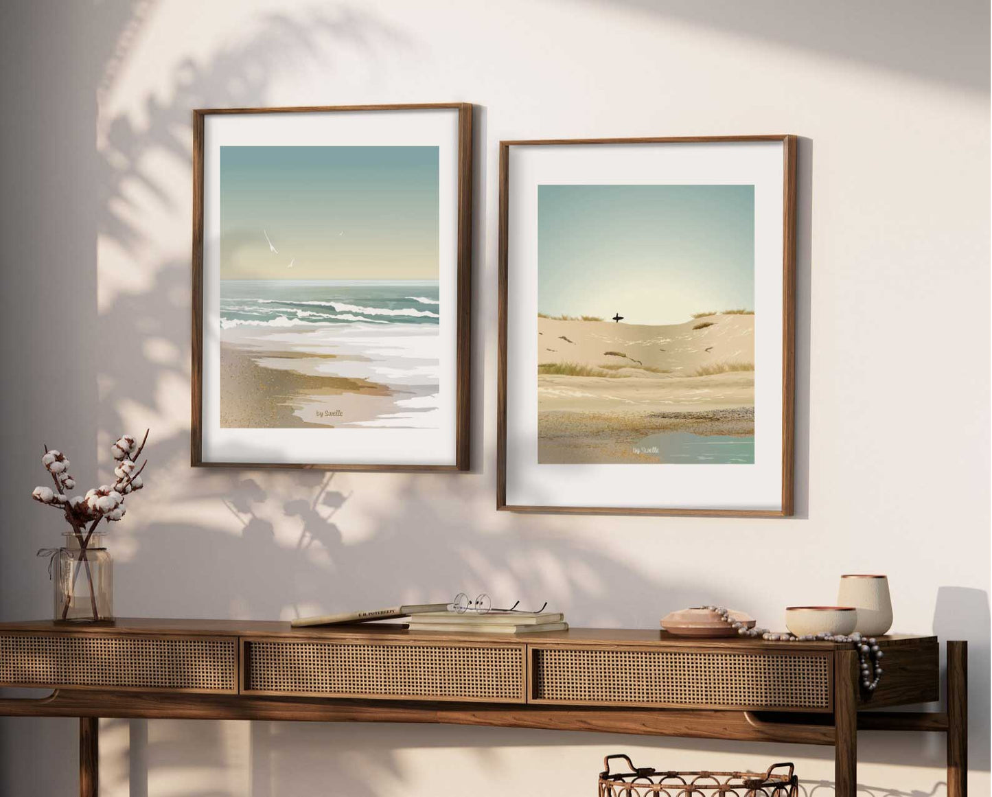 Affiche Searching. Un matin, entre amis à la recherche d'une vague, pour partager un instant de glisse hors des sentiers battus, nous avons serpenté à travers la forêt, gravi les dunes au petit matin, pour trouver la vague. Cette affiche fait partie de la nouvelle collection. Vendue sans cadre afin de vous laisser le choix de l'encadrer selon vos goûts, avec ou sans passe-partout selon l'effet désiré. Elle s'adaptera parfaitement dans un salon, un bureau une chambre, une entrée ou un couloir.