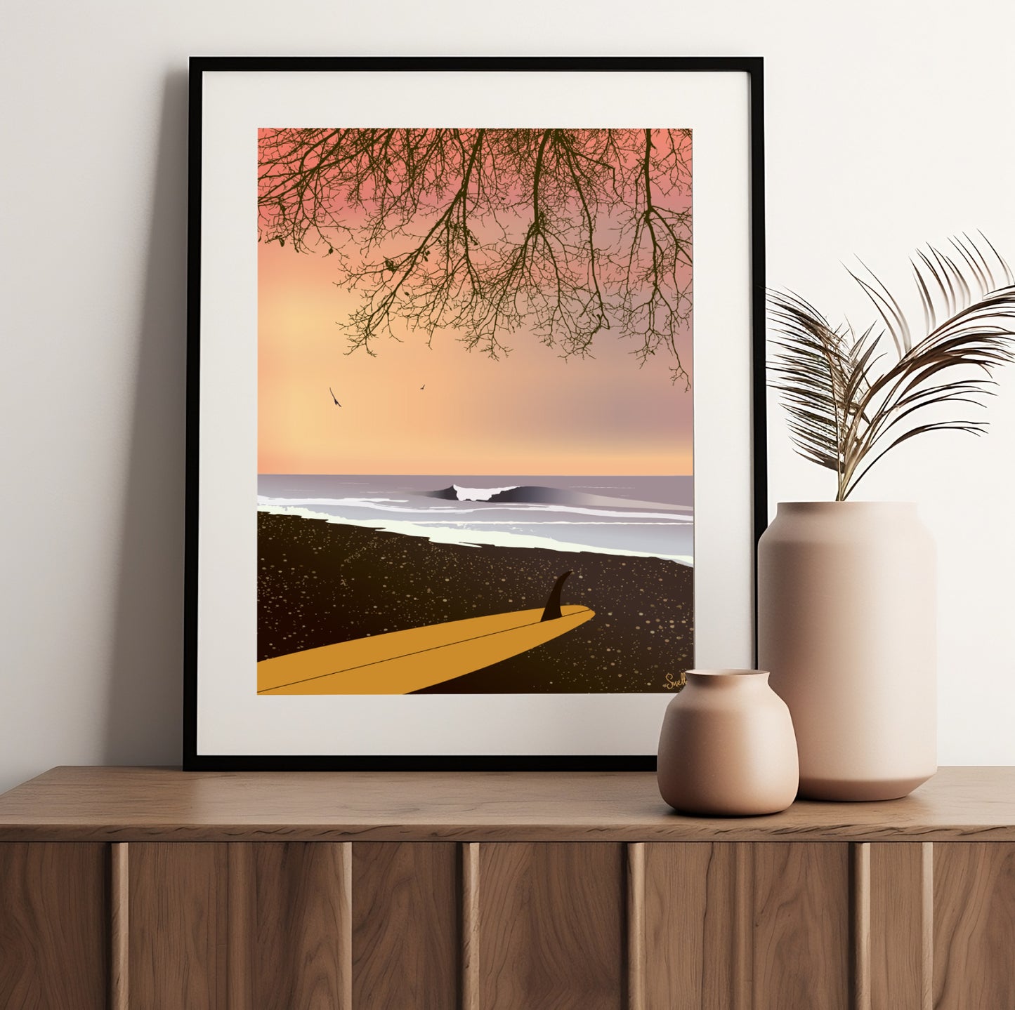 Affiche surf avec planche et vague, sous un ciel violet de coucher de soleil.