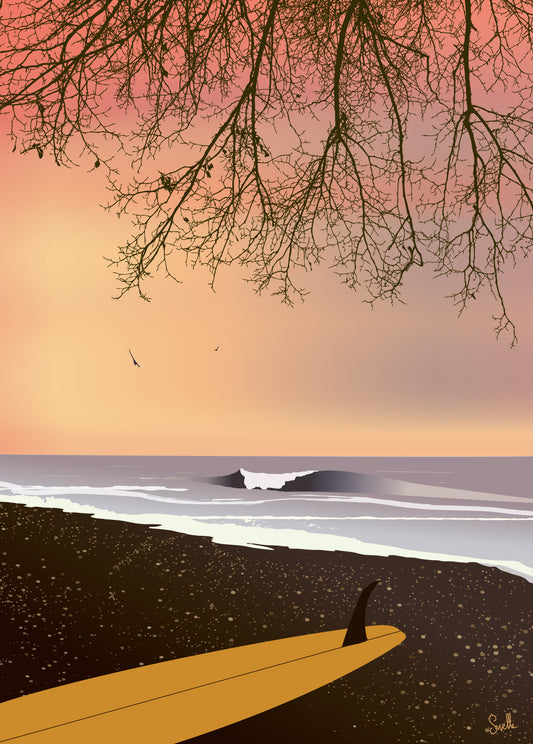 Affiche surf avec planche et vague, sous un ciel violet de coucher de soleil.