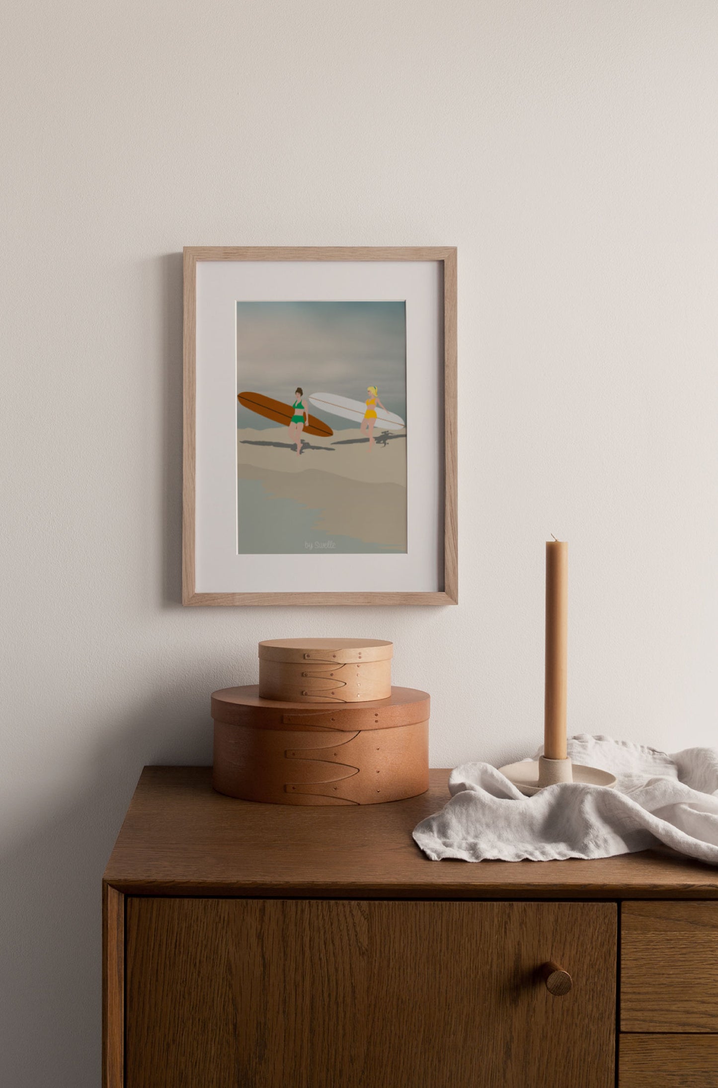 Affiche Gidget’s Band – illustration de surfeuses sur la plage – art surf By Swelle.