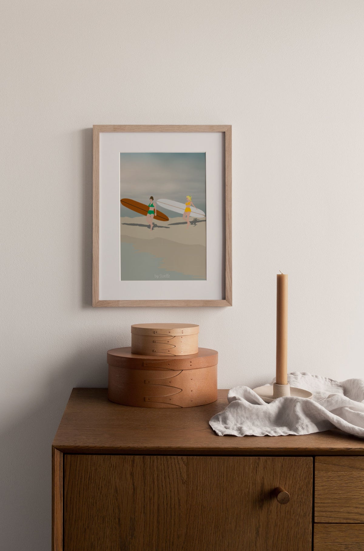 Affiche Gidget’s Bcrew – illustration de surfeuses sur la plage – art surf By Swelle.