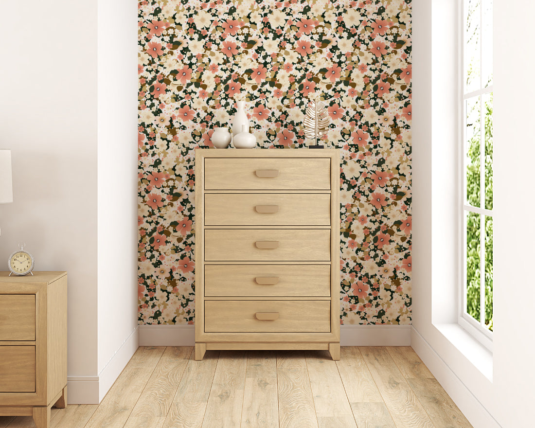Un papier peint floral au charme rétro, entre douceur bohème et esprit vintage.
Son motif dense de fleurs corail, crème et feuillage vert habille instantanément une pièce et crée une ambiance chaleureuse, élégante et pleine de caractère.