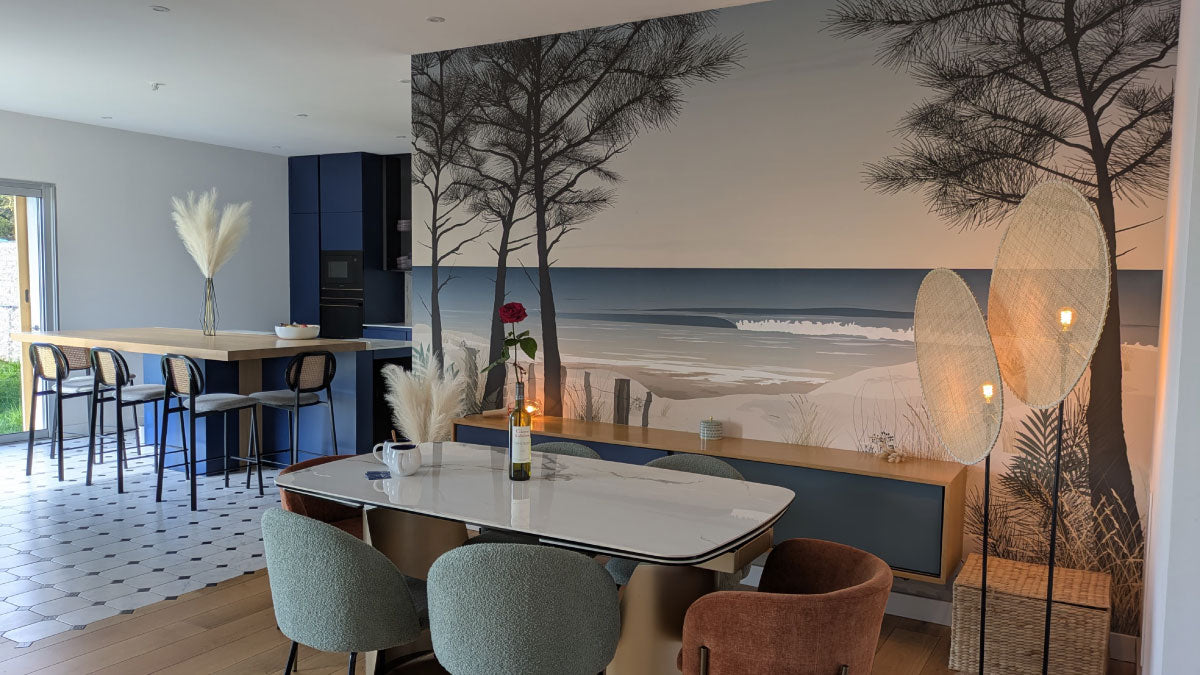 Papier peint Le Chemin – ganivelles et sentier côtier menant à l’océan – By Swelle.