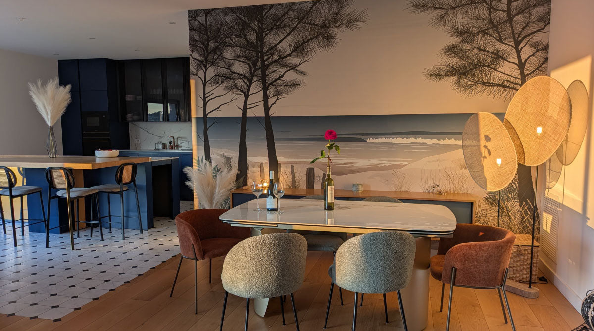 Papier peint Le Chemin – ganivelles et sentier côtier menant à l’océan – By Swelle.