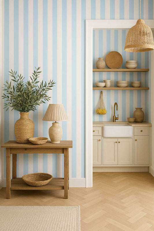 Papier peint rayé bleu ciel et blanc chaud – motif rayures esprit bord de mer.